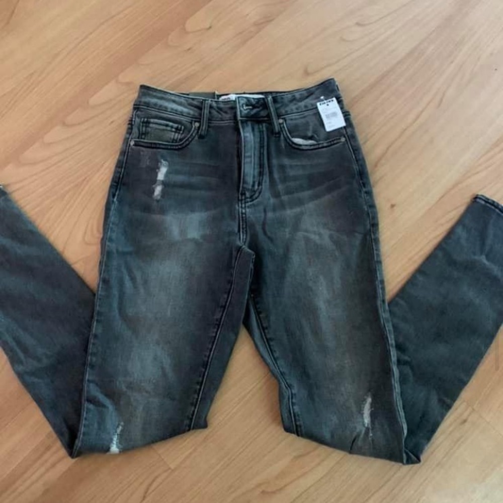 NWT Tillys Ripped skinny jeans